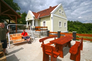 Balaton-felvidéken, felújított présház-nyaraló eladó